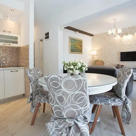 Appartement Capitis In The Centre Two Units- With A Private Pool & Balcony With Spectacular View-no Pool *