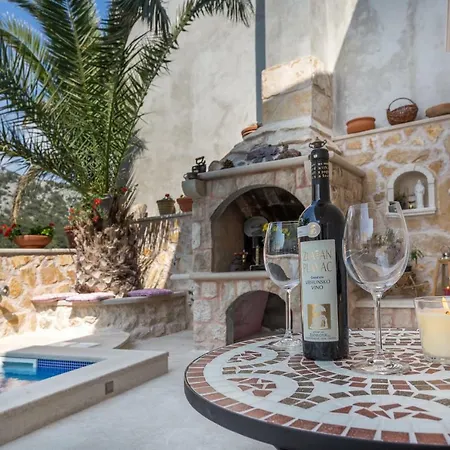 Appartement Capitis In The Centre Two Units- With A Private Pool & Balcony With Spectacular View-no Pool