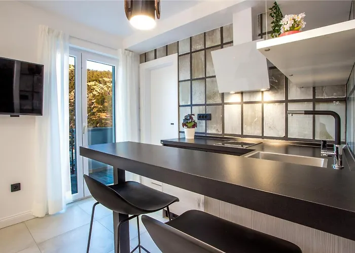 Apartment Capitis In The Centre - Private Pool & Balcony With Spectacular View-no Pool