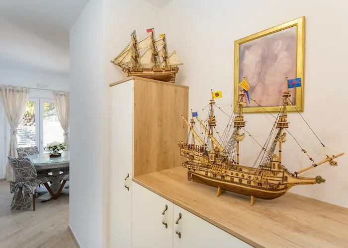 Apartment Capitis In The Centre - Private Pool & Balcony With Spectacular View-no Pool