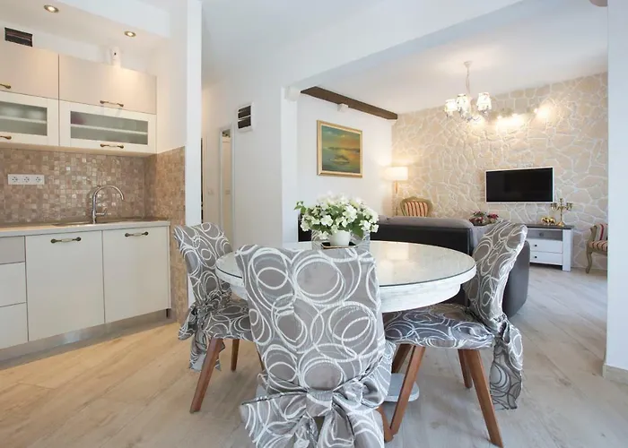 Apartament Capitis In The Centre - Private Pool & Balcony With Spectacular View-no Pool *